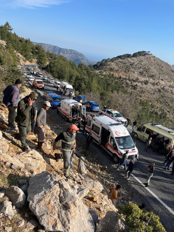 MERSİN’DE MİNİBÜS ŞARAMPOLE YUVARLANDI: 2 KİŞİ HAYATINI KAYBETTİ, 12 YARALI