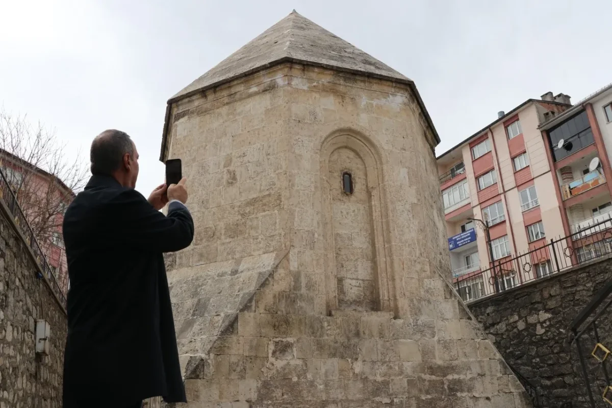 SİVAS’TA YOLUN ORTASINDA TARİH: ASIRLIK TÜRBENİN YANINDAN HER GÜN GEÇİLİYOR AMA FARK EDEN AZ