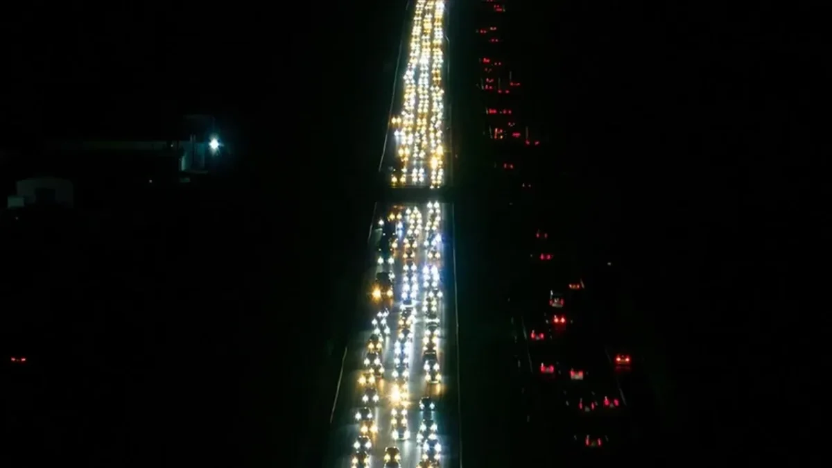 BAYRAM TRAFİĞİ REKOR KIRDI: 12,3 MİLYON ARAÇ OTOYOL VE KÖPRÜLERDEN GEÇTİ