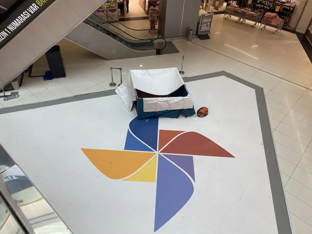 BURSA’DA KENT MEYDANI AVM’DE KAN DONDURAN OLAY: 22 YAŞINDAKİ GENÇ HAYATINI KAYBETTİ