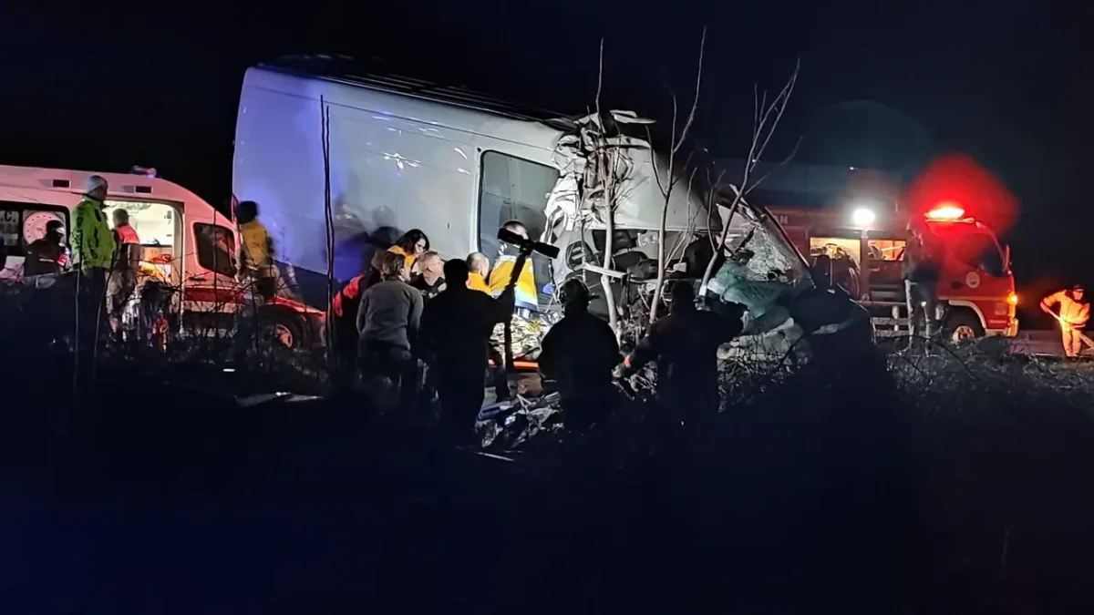 EDİRNE’DE FECİ KAZA: TIRA ÇARPAN KAMYONETTE 2 KİŞİ HAYATINI KAYBETTİ, 1 KİŞİ YARALANDI