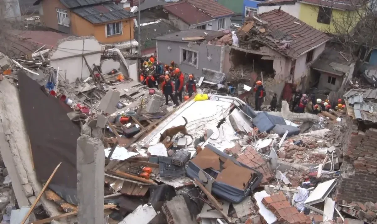 FATİH’TE ÇÖKEN BİNADA SON DURUM: 2 YARALI TABURCU EDİLDİ