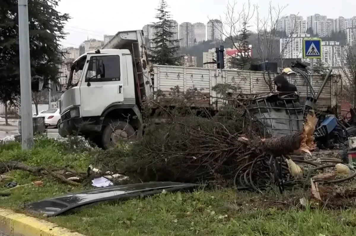 FELAKETTEN DÖNÜLDÜ: GERİ KAYAN KAMYON TAKLA ATTI, O ANLAR KAMERADA
