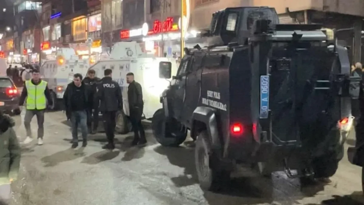 YÜKSEKOVA’DA ORTALIK KARIŞTI: TAŞLI SOPALI KAVGADA POLİS DE YARALANDI