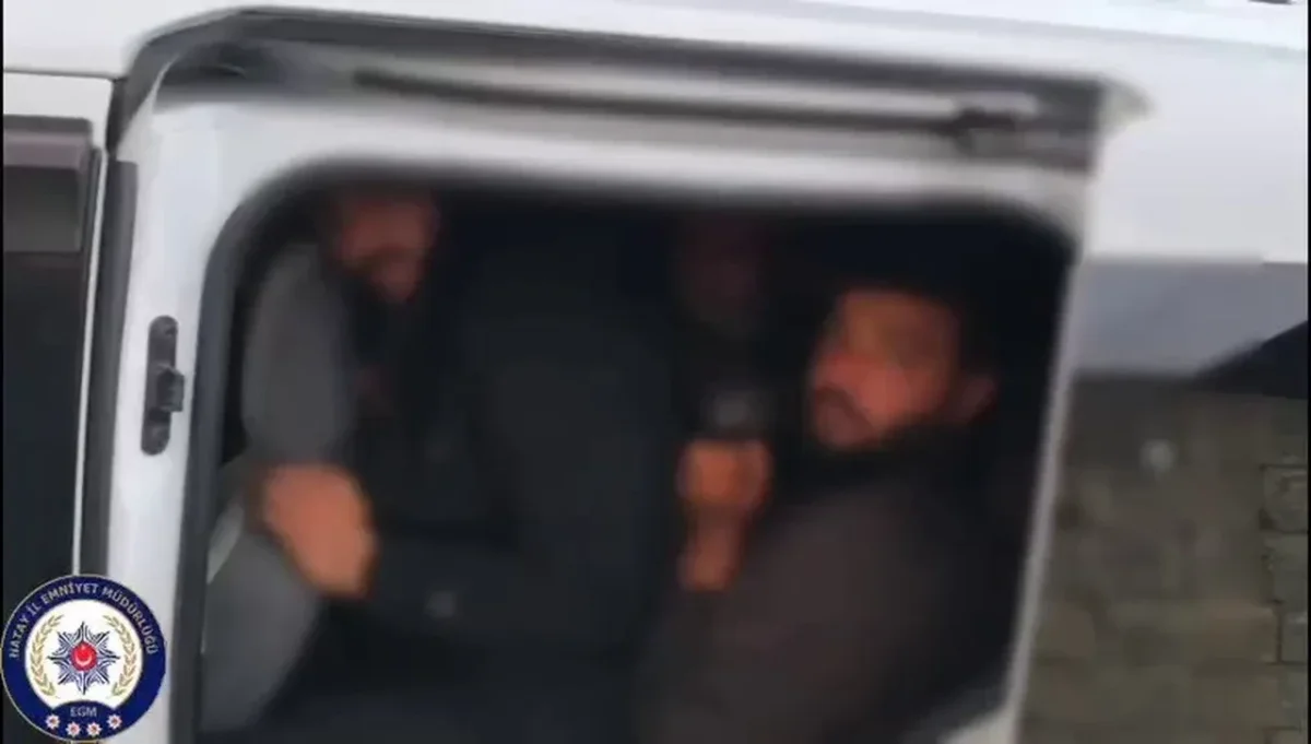 Hatay’da Göçmen Kaçakçılığı Operasyonu: 2 Araçta 23 Düzensiz Göçmen Yakalandı