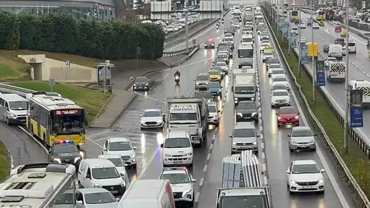 İSTANBUL’DA SAĞANAK ALARMI: TRAFİK DURMA NOKTASINA GELDİ, YOĞUNLUK YÜZDE 81’E ÇIKTI