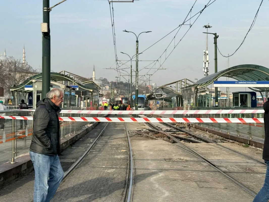 İstanbul’un Kalbinde Ulaşım Durdu: Eminönü’nde Tramvaylar Çarpıştı, T1 Hattında Seferler Aksadı