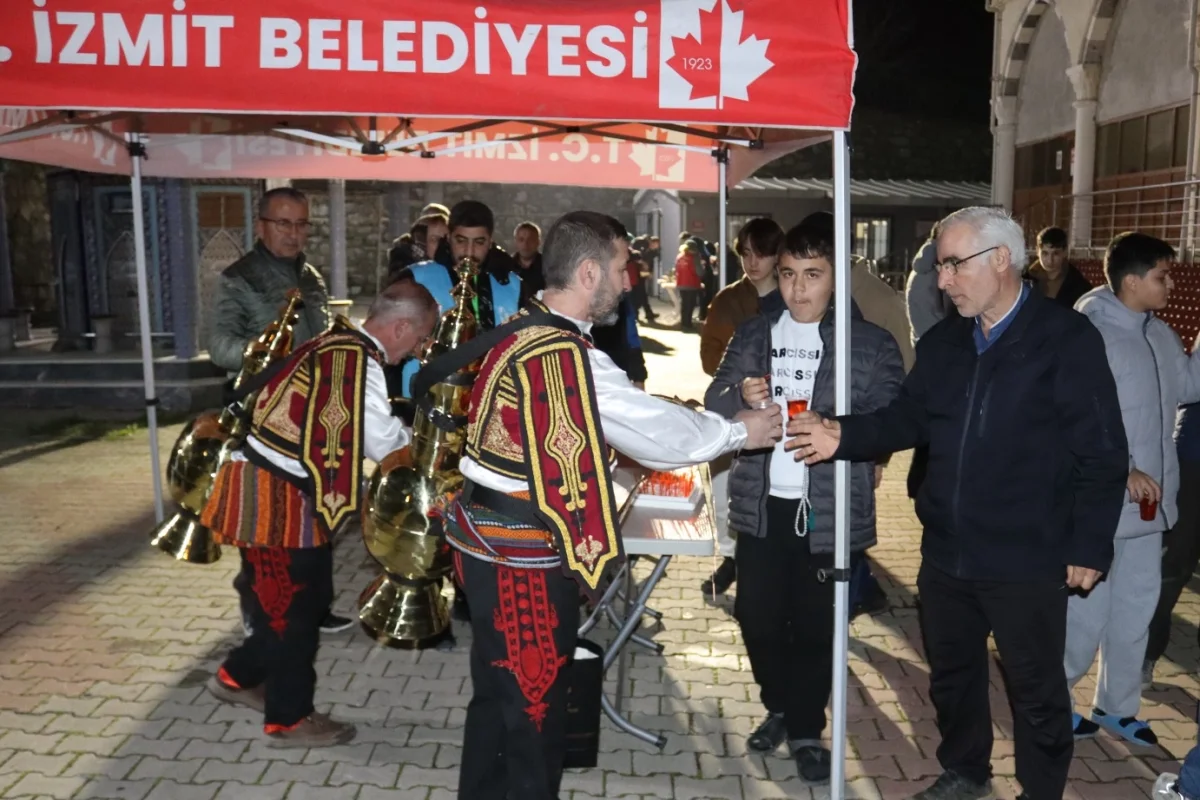 İzmit Belediyesi’nden Teravih Sonrası Şerbet ve Lokum İkramı