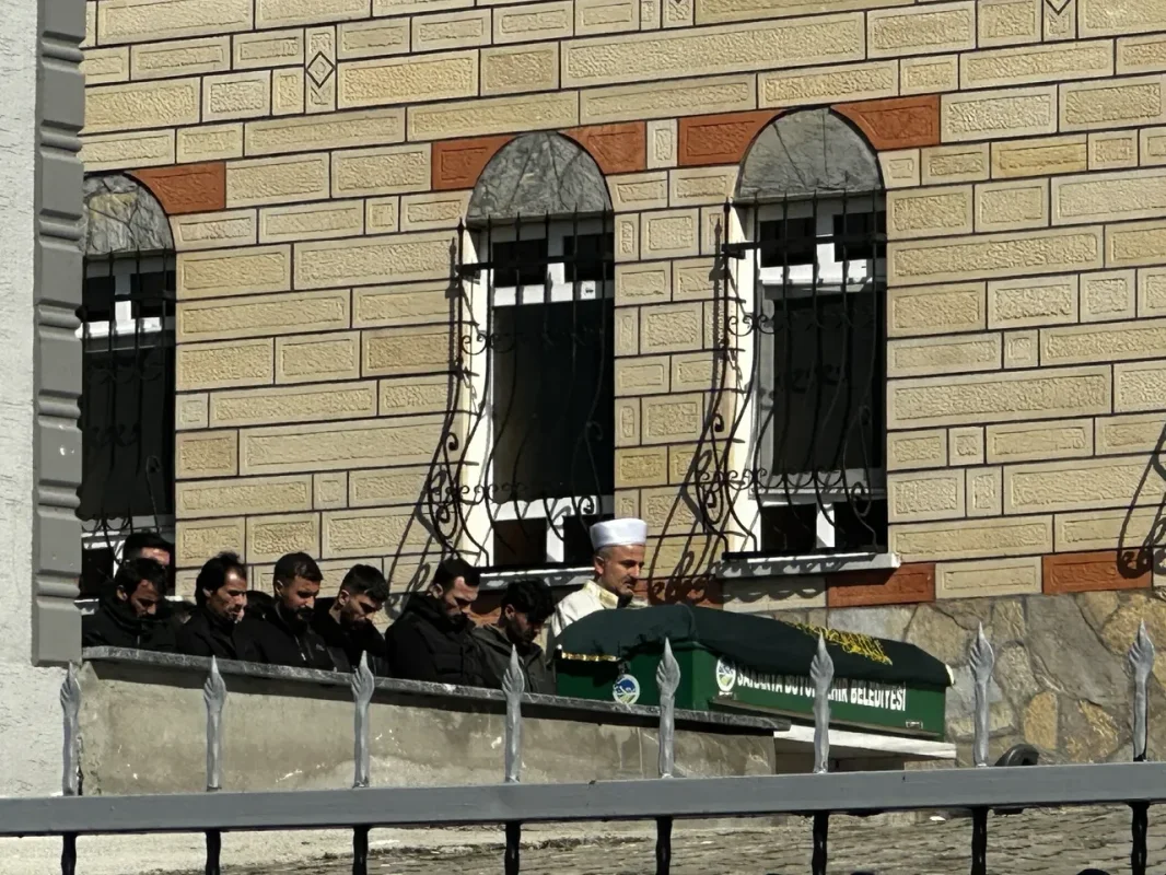 Erenler’de aile faciası: Ağabey tutuklandı, hayatını kaybeden kardeş defnedildi
