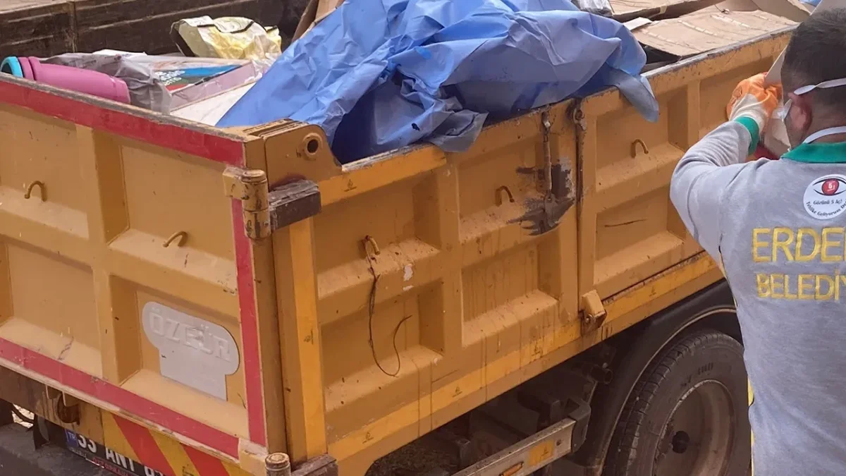 MERSİN’DE KOKU KABUSU! MAHALLEYİ AYAĞA KALDIRAN EVDE 7 KAMYON ÇÖP ÇIKTI