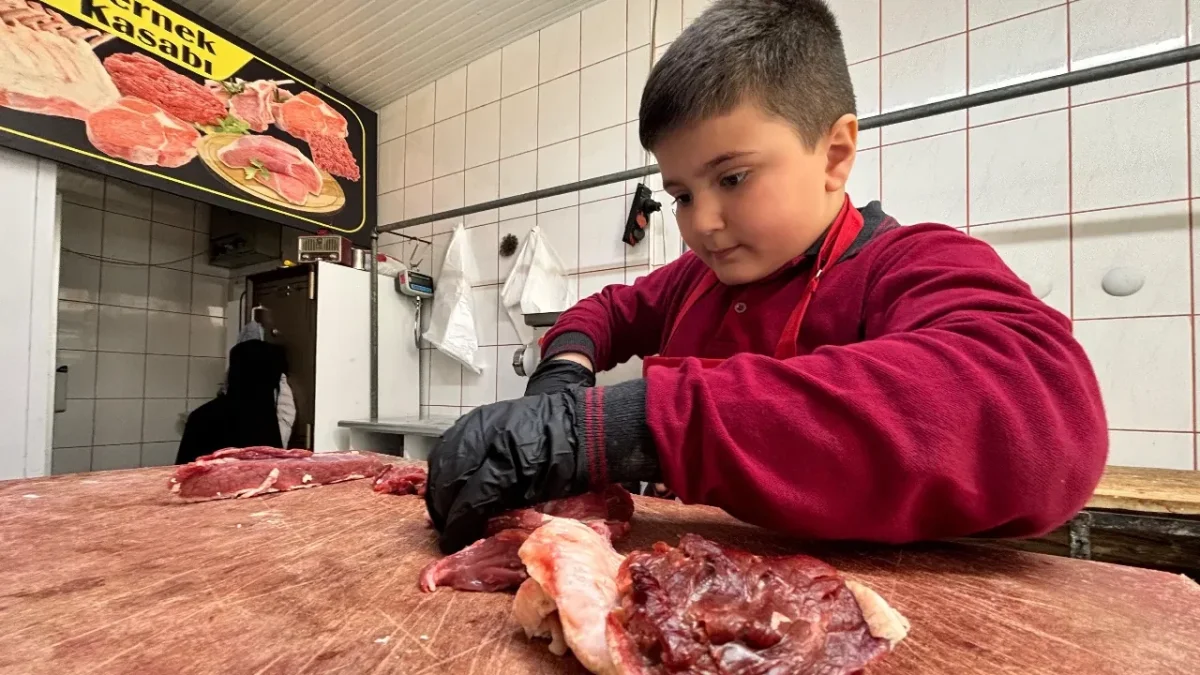 KÜÇÜK YAŞTA BÜYÜK USTALIK: 10 YAŞINDAKİ “JUNIOR KASAP” GÜNDEM OLDU