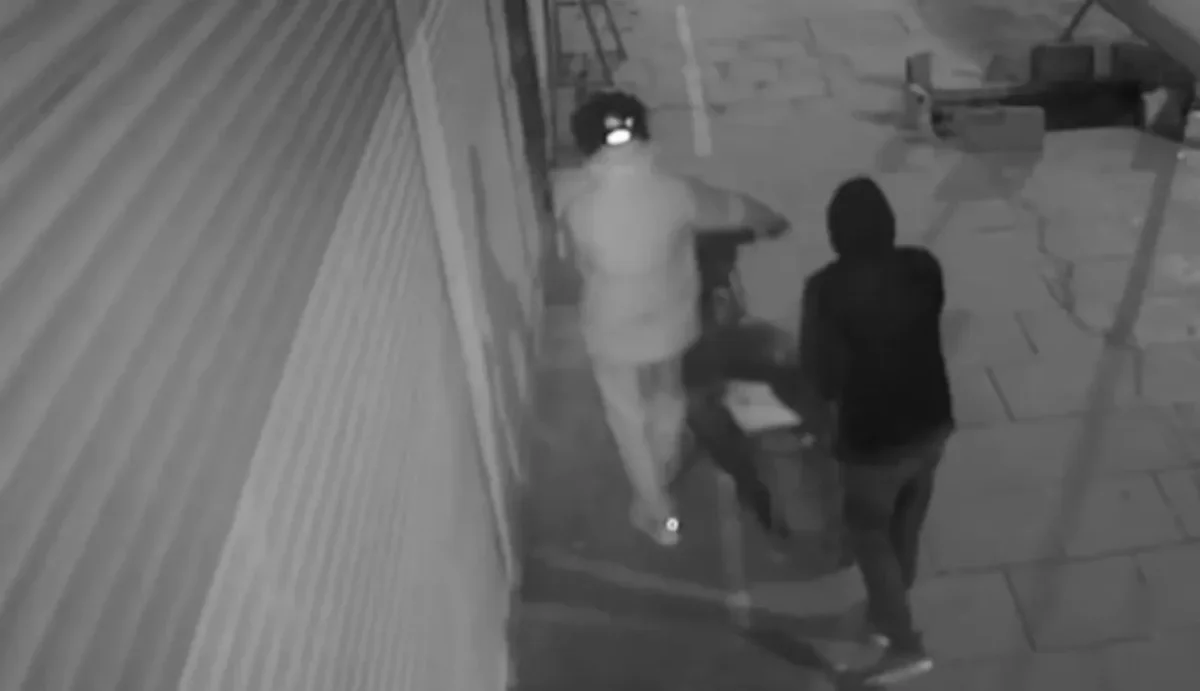 İstanbul’da Kuyumcuda Dehşet Anları: Silah Kabzası ve Tekmelerle Saldırdılar