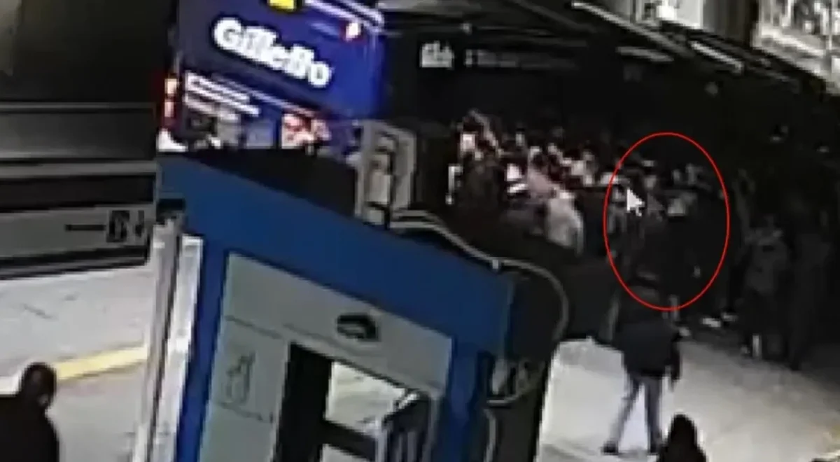 METROBÜSTE HIRSIZLIK KABUSU BİTTİ: KALABALIKTAN FAYDALANAN ŞÜPHELİ YAKALANDI