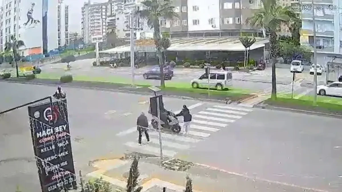 MOTOKURYE DEHŞETİ KAMERADA: KÜÇÜK KIZ METRELERCE SAVRULDU