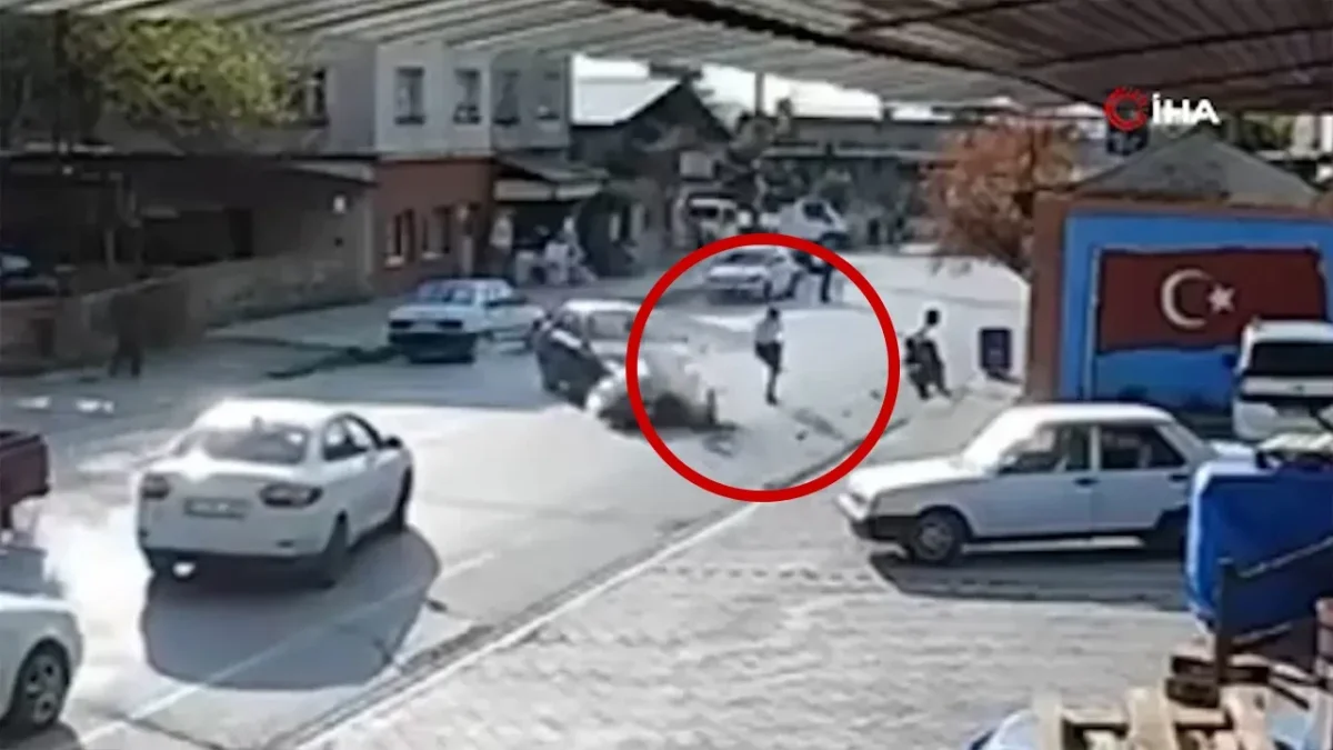 HATAY’DA KORKUNÇ KAZA! MOTOSİKLET SÜRÜCÜSÜ HAVADA TAKLA ATTI, O ANLAR KAMERADA