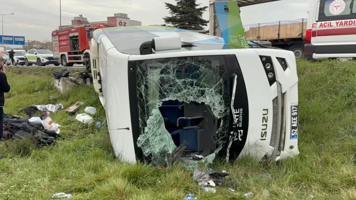 SAMSUN’DA ÖĞRENCİLERİ TAŞIYAN MİDİBÜS DEVRİLDİ: 15 YARALI, BİR ÖĞRENCİNİN KOLU KOPTU