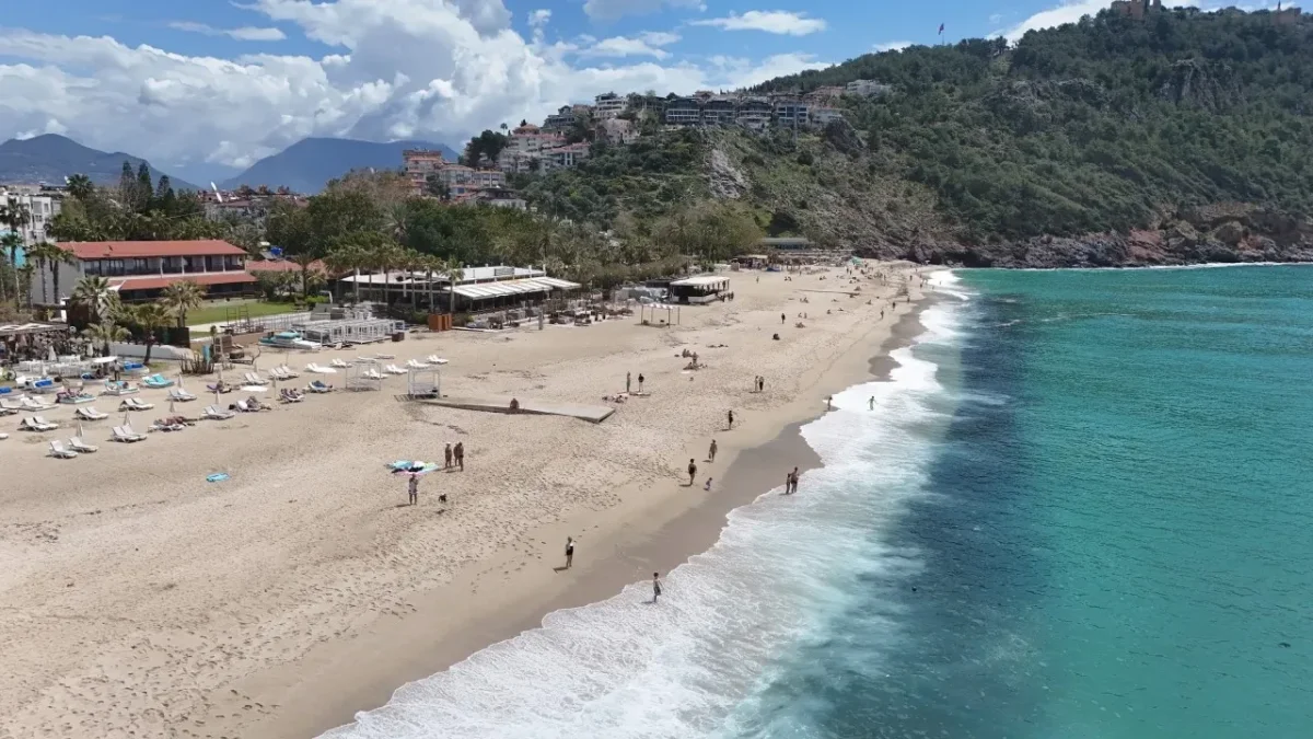 ALANYA’DA YAZ ERKEN BAŞLADI! PLAJLAR DOLDU, DENİZE GİRENLER VAR