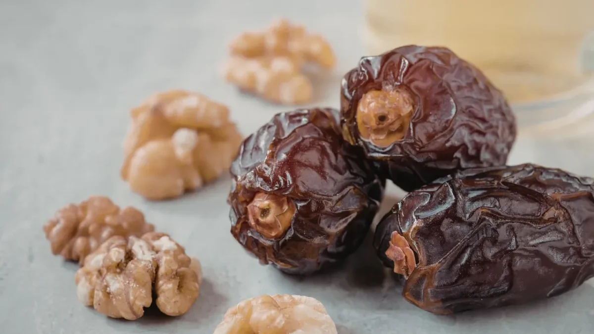 YÜZYILLIK ŞİFA TARİFİ YENİDEN GÜNDEMDE: HURMA-CEVİZ KARIŞIMI BAĞIRSAKLARI HAREKETE GEÇİRİYOR