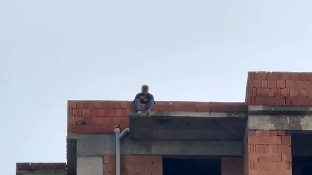 ANTALYA’DA GERİLİM DOLU ANLAR: EŞİ TELEFONA BAKMAYINCA ÇATIYA ÇIKTI, POLİS 2 SAATTE İKNA ETTİ