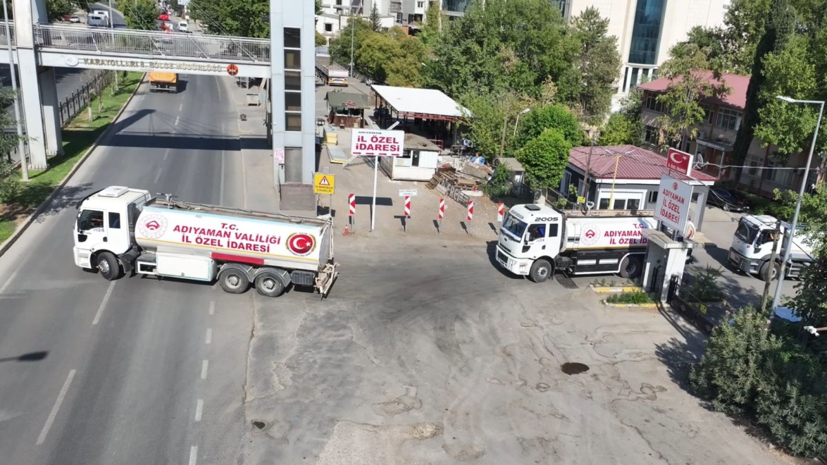 Vali Dr. Osman Varol’un talimatıyla kent merkezinde sulama çalışmaları başlatıldı  - Videolu Haber