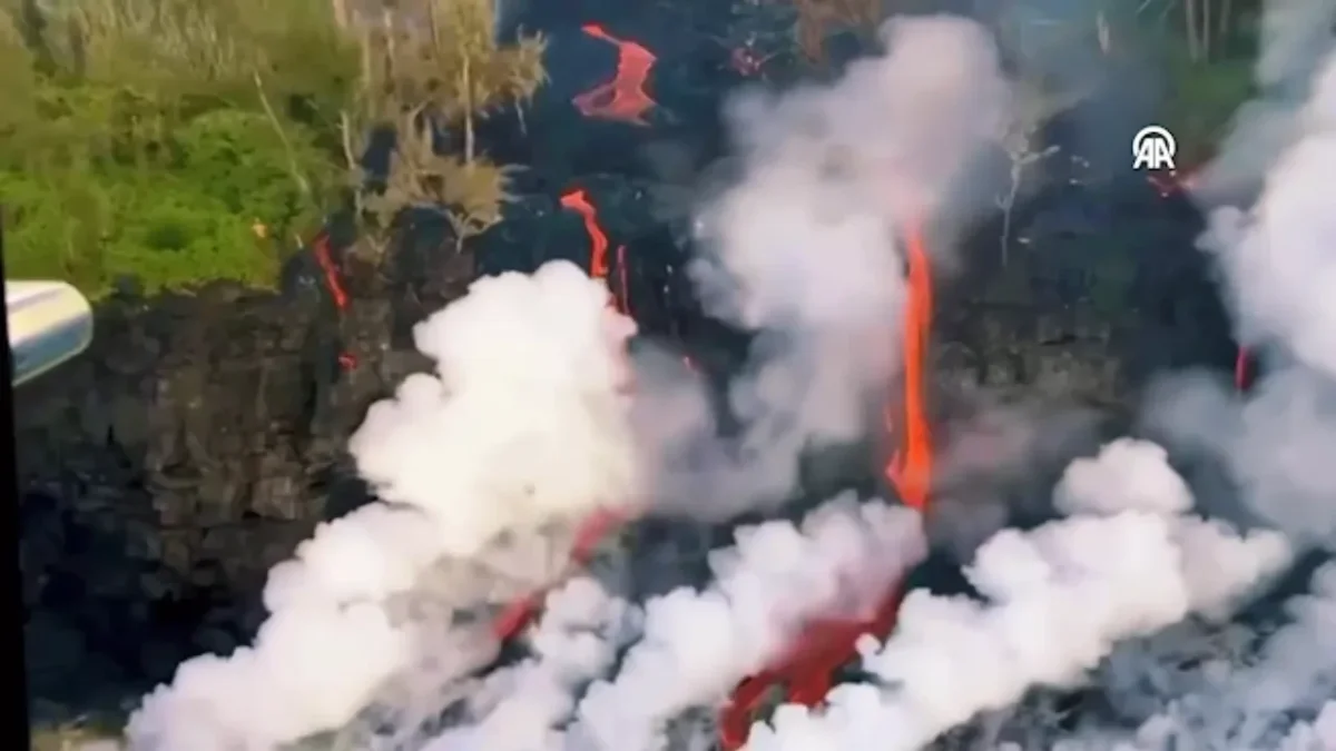 Piton de la Fournaise Yanardağı Yeniden Faaliyete Geçti: Lavlar Okyanusa Akınca Ortaya Nefes Kesen Görüntüler Çıktı