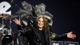 Rock müzik efsanesi sahnelere tahtta veda etti